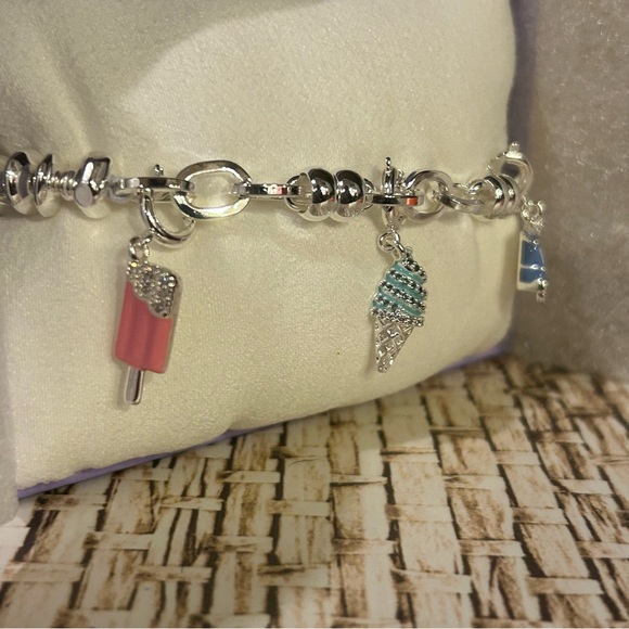 🐾 Drive In Delights 🐾 - Picture 4 of 6